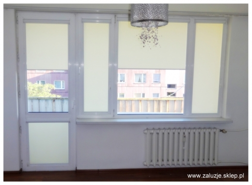 Rolety białe okna balkonowe